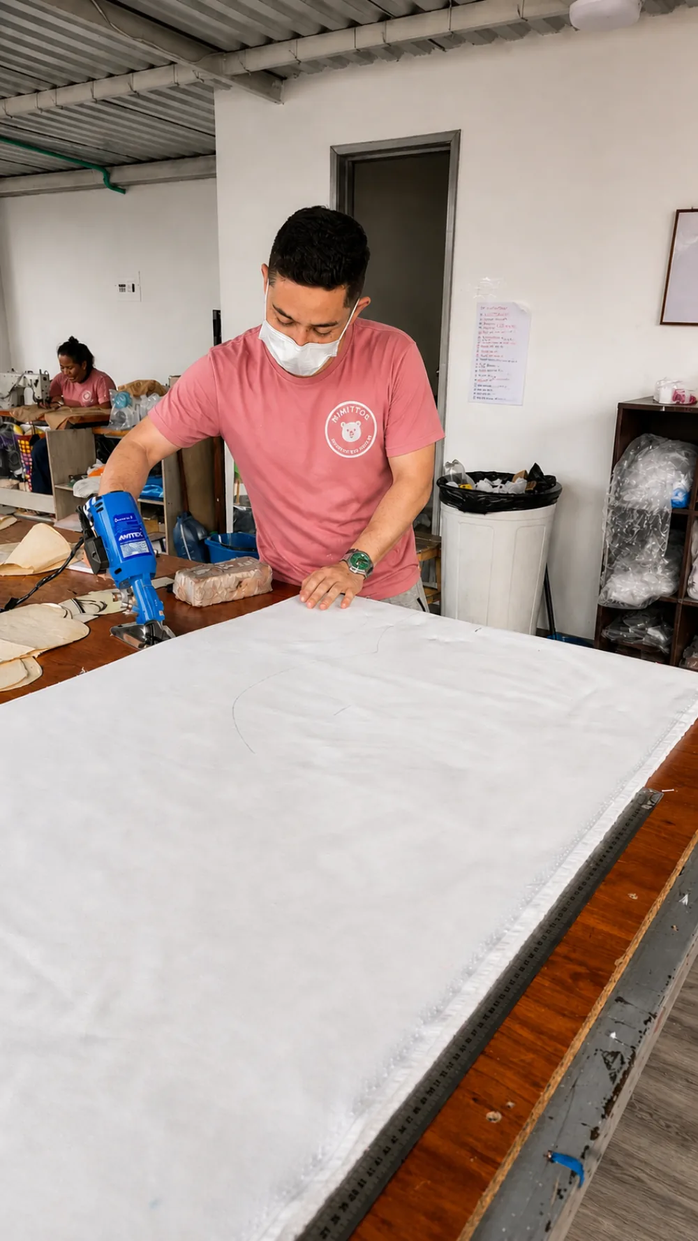 Cortando tela a mano en el taller MIMITTOS